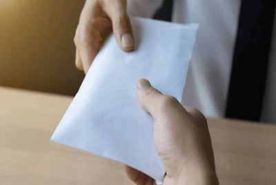 Victor mendakwa seorang MP PKR meminta beliau menyediakan wang tunai sebanyak RM10 juta bagi menyelesaikan skandal 'mafia korporat' yang terpalit ke atas dirinya. 