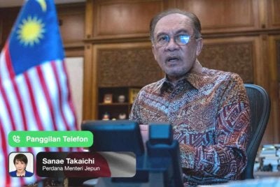 Anwar ketika perbualan telefon bersama rakan sejawatnya dari Jepun, Sanae Takaichi. Foto FB Anwar Ibrahim