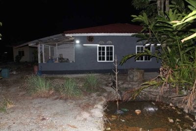 Seorang budak erempuan berusia tiga tahun ditemukan meninggal dunia dalam kolam berhampiran kediamannya di Simpang 4, Permatang Pelandok, Teluk Intan pada Isnin.