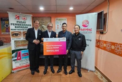 Syed Norulzaman (dua dari kiri) dan Dr Mohd Fadzli (tiga dari kiri) semasa majlis pemeteraian kerjasama antara Mah Sing Foundation dan Pusat Pembedahan Katarak MAIWP – Hospital Selayang. Turut kelihatan Dr Noor Hisham (kiri) dan Dr Mohamad Aziz Salowi (kanan).