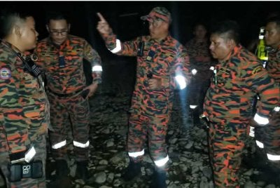 Operasi SAR dua mangsa dilakukan pasukan BBP Keningau di kawasan sungai Pagalan.