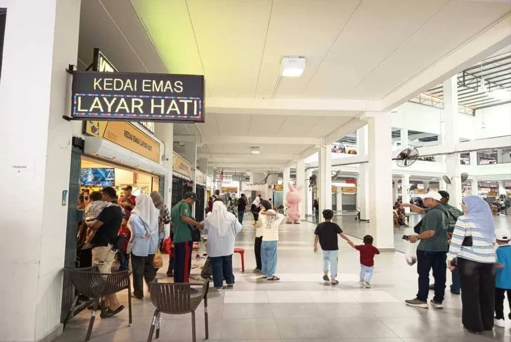 Orang ramai tidak melepaskan peluang menyerbu kedai emas di Pasar Payang selepas harga barangan itu turun kepada RM560 bermula Isnin.