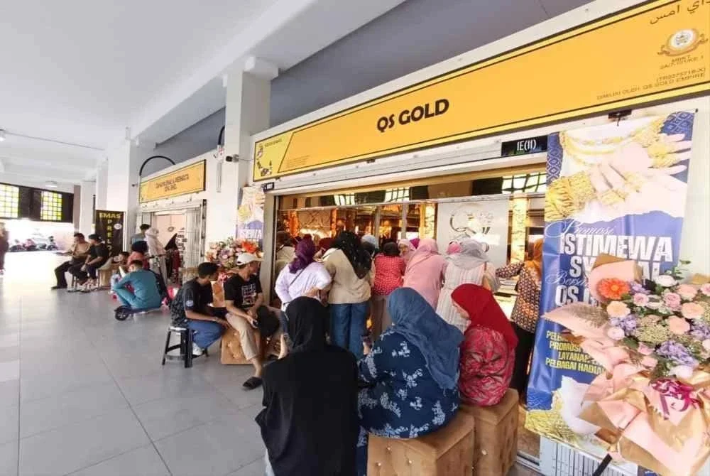 Orang ramai tidak melepaskan peluang menyerbu kedai emas di Pasar Payang selepas harga barangan kemas itu turun kepada RM560 bermula Isnin.