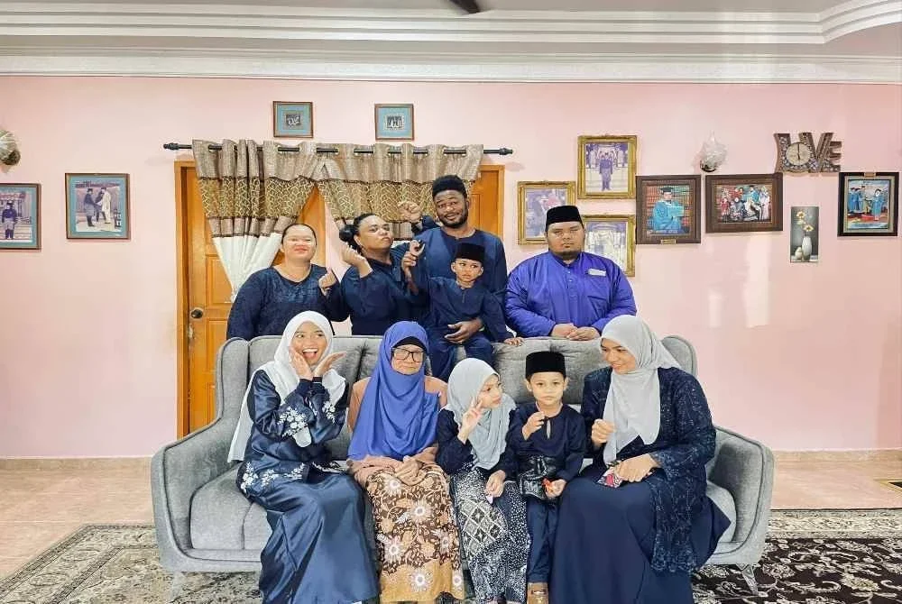 Sederhana namun meriah sambutan raya Nurul Azimah (berdiri, dua dari kiri) bersama keluarga tersayang.