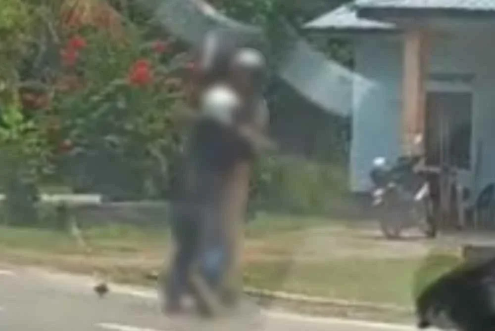 Tangkap layar rakaman tular memaparkan kejadian pergaduhan sekumpulan lelaki yang bersenjatakan parang dan kayu di Telok Panglima Garang, Kuala Langat pada Isnin.