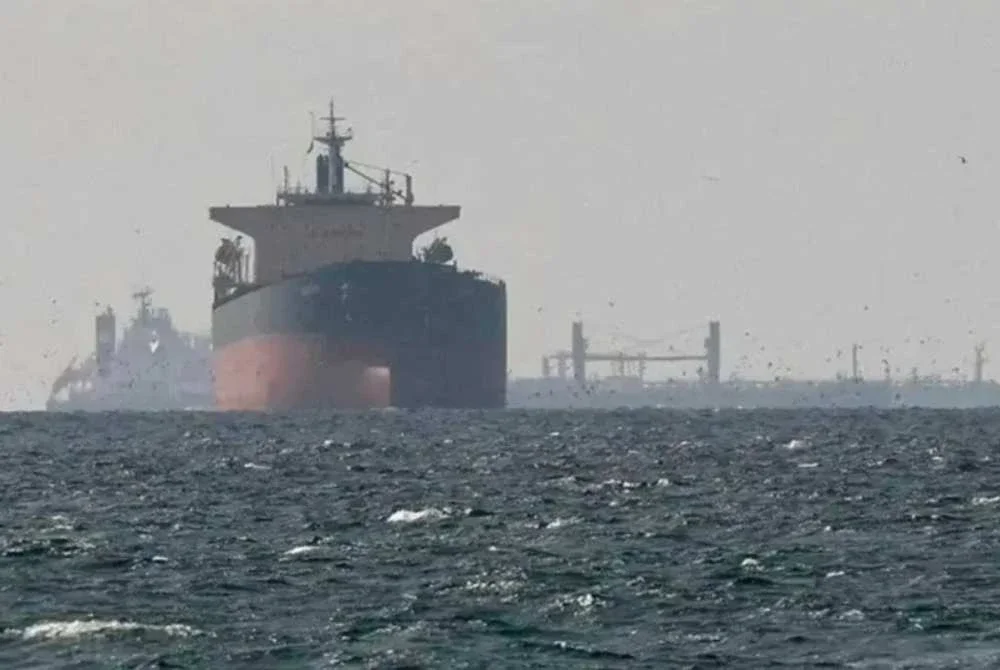 Iran terus mengekalkan pendiriannya untuk mengawal sepenuhnya pergerakan kapal di Selat Hormuz. - Gambar Reuters