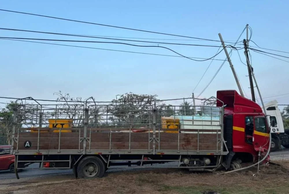 Keadaan lori yang terlibat dalam kemalangan maut mengorbankan nyawa pemandu kereta di Jalan Kuantan-Johor Bahru, Rompin pada awal pagi Rabu. Foto Polis Rompin.