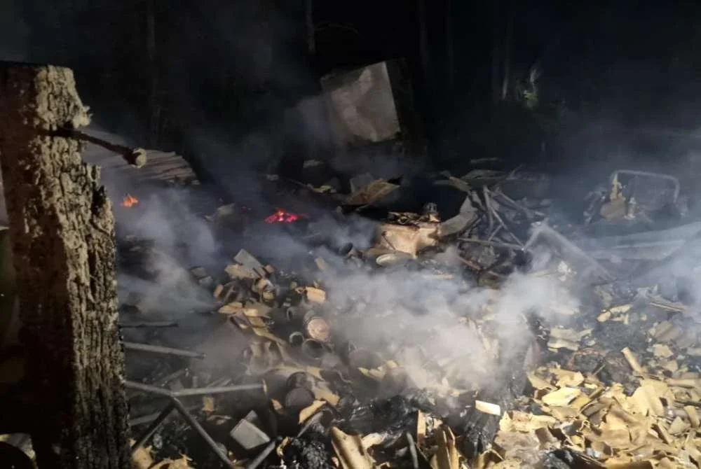 Keadaan rumah atas air yang musnah sepenuhnya sebelum mangsa ditemukan rentung di perkampungan atas air di Kampung Mumiang, Sandakan.