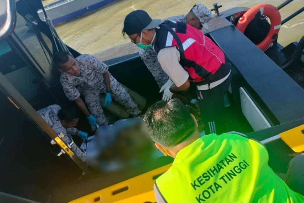 Maritim Malaysia menyelamatkan lima anak kapal warga Thailand selepas kapal kargo mereka terbakar pada kedudukan 30 batu nautika timur Tanjung Sedili di sini, pada Selasa.