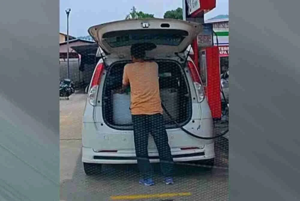Tangkap layar rakaman 'dashboard' memaparkan seorang individu mengisi petrol RON95 ke dalam tong di sebuah stesen minyak tular di media sosial.