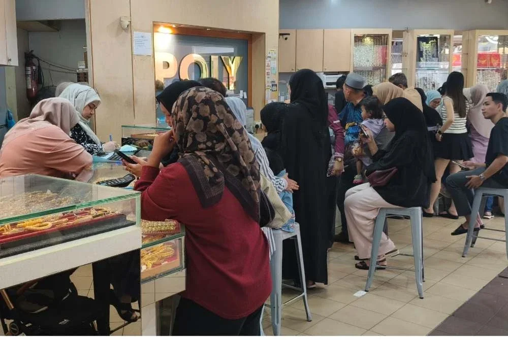 Orang ramai tidak melepaskan peluang untuk beli emas di sekitar Kuantan.