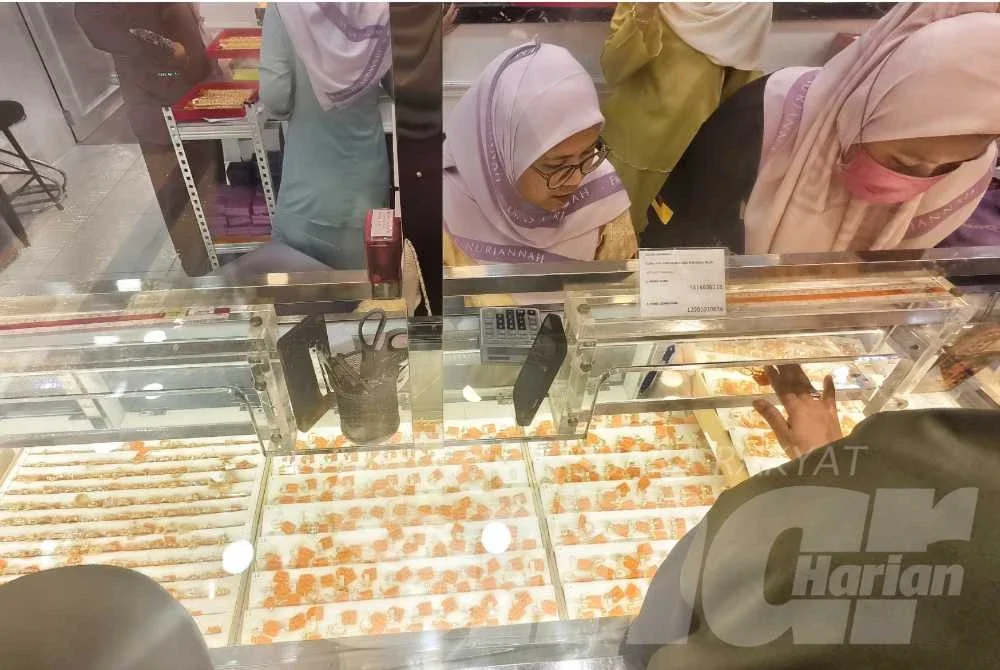 Penurunan harga emas ketika ini mendorong orang ramai yang pulang ke kampung sempena Aidilfitri singgah untuk membeli atau 'cuci mata’ di kedai emas di pekan Kuala Pilah.