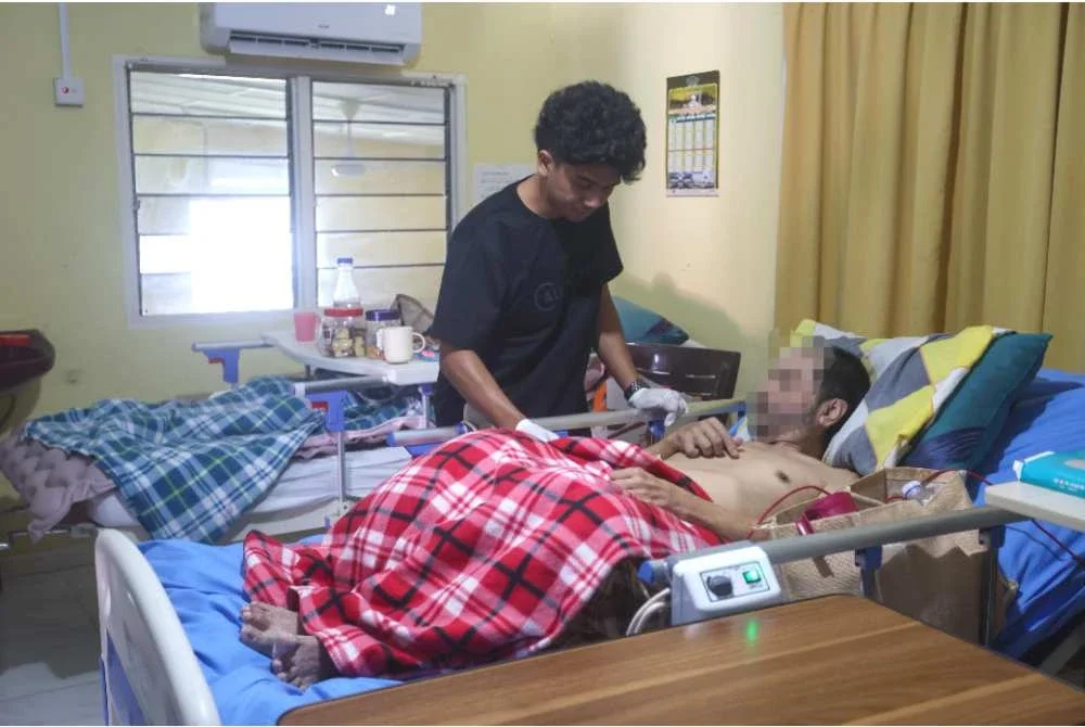 Aqif Haikal memeriksa salah seorang warga emas terlantar yang ditempatkan di Pusat Jagaan dan Aktiviti Warga Emas Terengganu, Laman Budi Kasih di Bukit Besar, Kuala Terengganu.