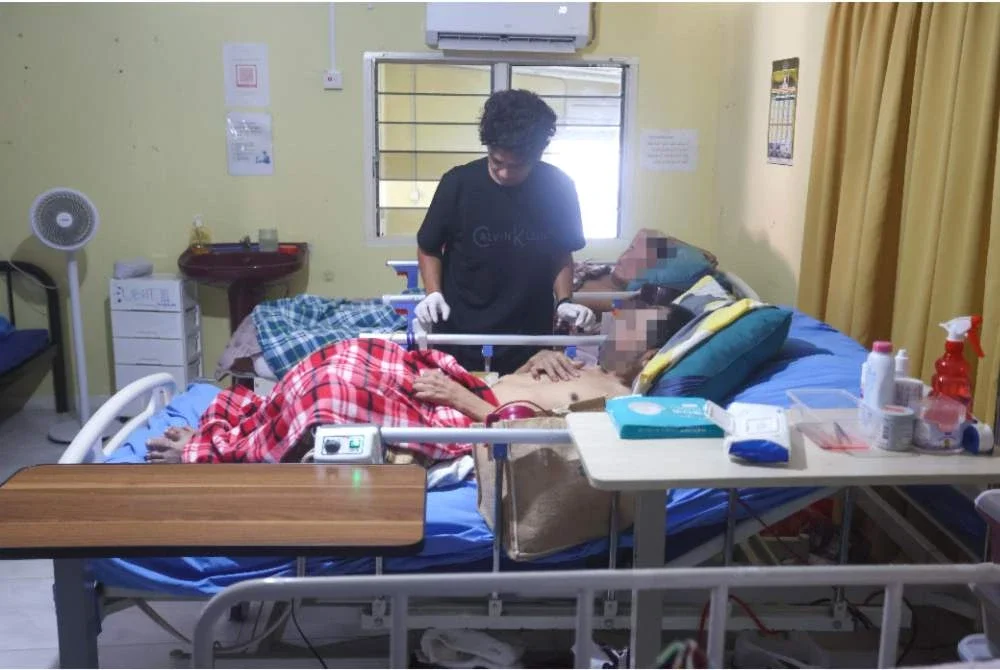 Aqif Haikal memeriksa salah seorang warga emas terlantar yang ditempatkan di Pusat Jagaan dan Aktiviti Warga Emas Terengganu, Laman Budi Kasih di Bukit Besar, Kuala Terengganu.