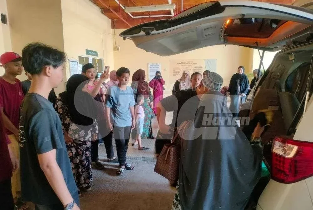 Jenazah Allahyarham dimasukkan ke van jenazah untuk disemadikan di Tanah Perkuburan Islam Kota Raja, Kota Kuala Muda.