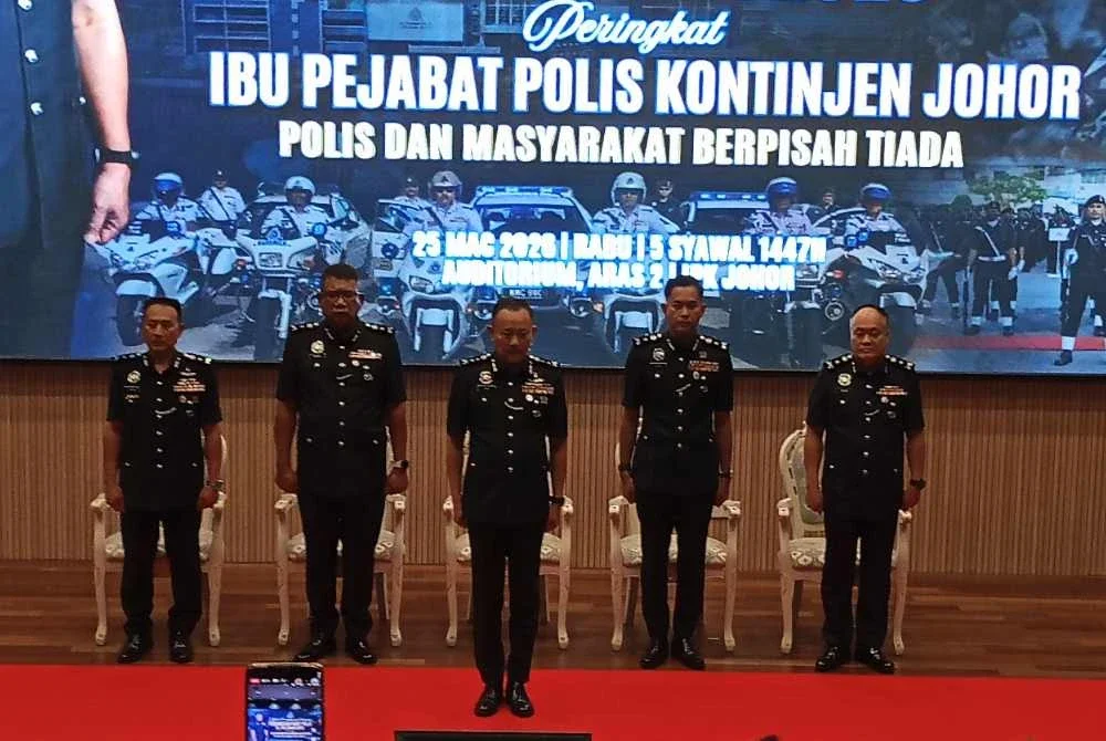 Chuan Huat (tengah) dalam Majlis Perhimpunan Sempena Peringatan Hari Polis ke-219 di IPK Johor pada Rabu.