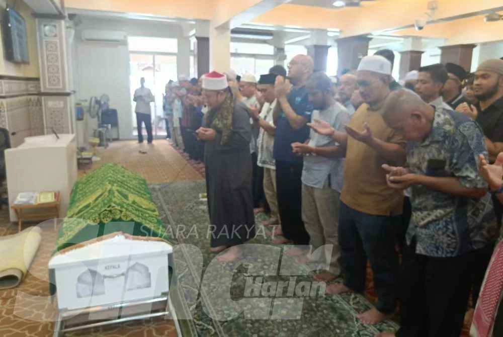 Solat jenazah di Surau Seksyen 9, Shah Alam pada Rabu.