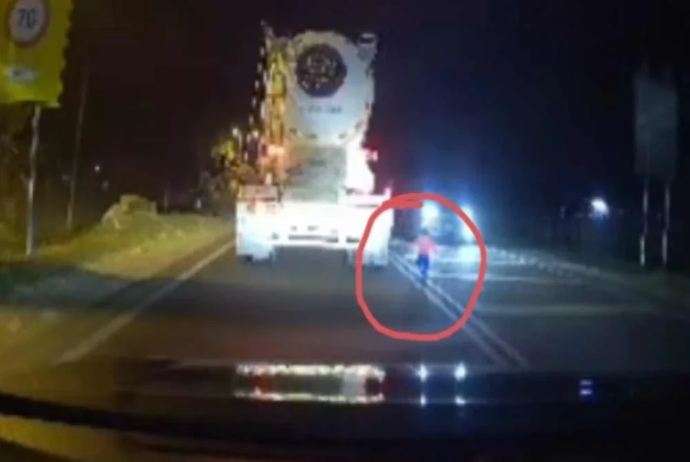 Kanak-kanak lelaki yang videonya tular berlari ke tengah jalan di Jalan Seremban- Kuala Pilah berhampiran Klinik Desa Tanjung Ipoh di sini disahkan berusia setahun lima bulan.