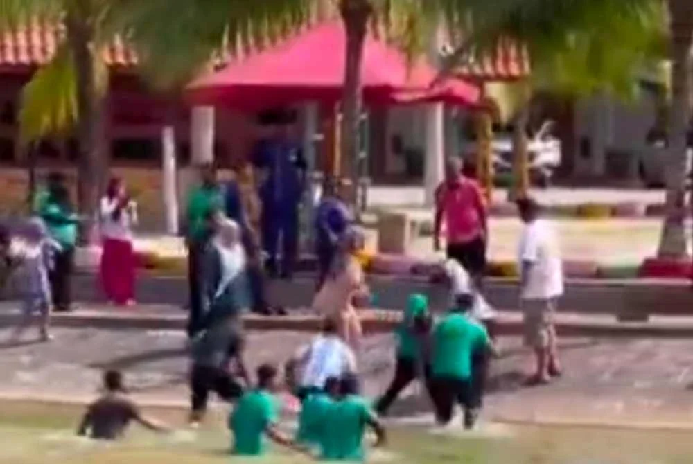 Tangkap layar video tular memaparkan seorang kanak-kanak cuba diselamatkan selepas ditemukan lemas di dalam tasik sebuah hotel di Lukut pada Selasa.