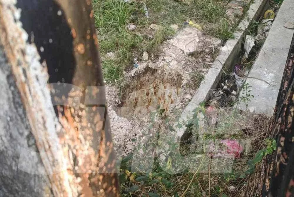 Lokasi kejadian terletak berdepan dengan unit kosong dan anggota polis dilihat menggali tanah di laman rumah berkenaan menggunakan cangkul bagi mencari bahan bukti.