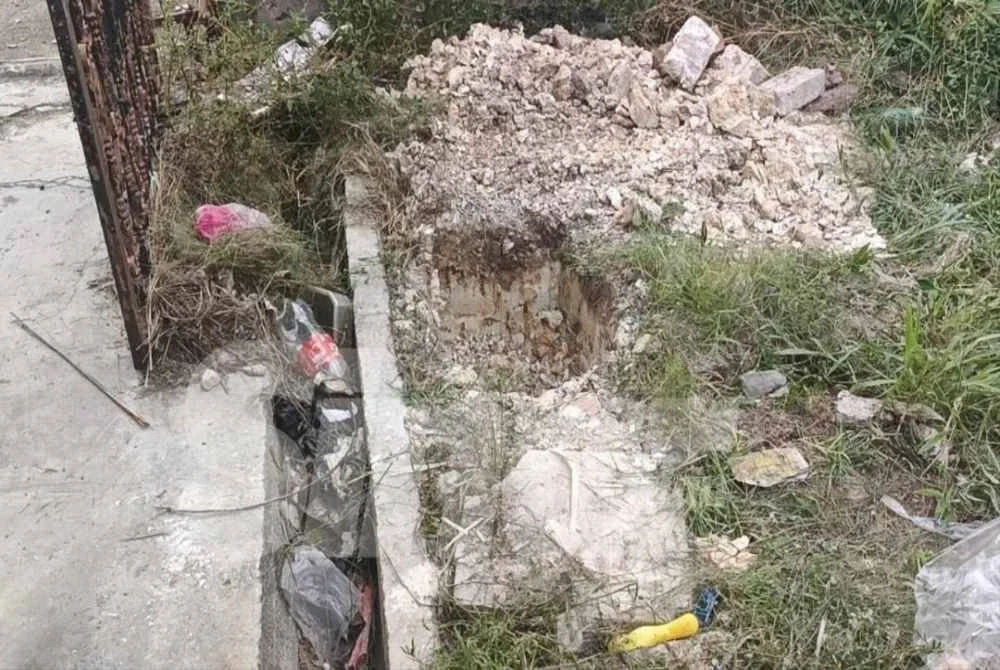 Sinar Harian melaporkan penemuan rangka bayi yang dipercayai ditanam depan rumah. 
