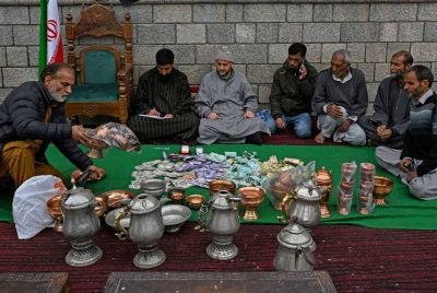 Pelbagai barangan yang disumbangkan oleh komuniti Muslim di Kashmir. - FOTO: AFP