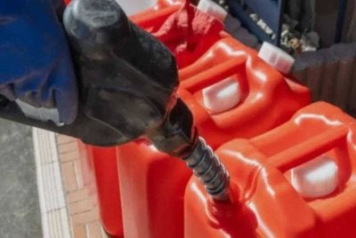 Perbezaan harga yang ketara antara Malaysia dan negara jiran membuka ruang kepada aktiviti penyeludupan bahan api.
