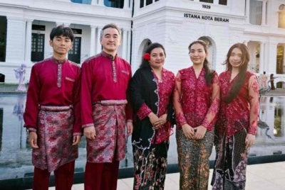 Dr Talaibek (dua dari kiri) dan Dr Jamila (tengah) bersama tiga anak mereka memakai sedondon setiap kali menyambut Aidilfitri. FOTO: Ihsan Jamila
