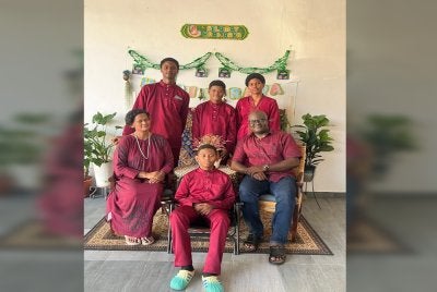 Adam bersama isteri dan anak-anak tersayang.