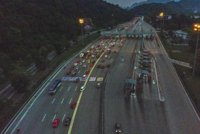 Kenderaan dari Pantai Timur mula menuju ke pusat bandar melalui Plaza Tol Gombak dari Lebuhraya Pantai Timur pada hari raya keempat selepas pulang menyambut Aidilfitri di kampung halaman. Foto Bernama
