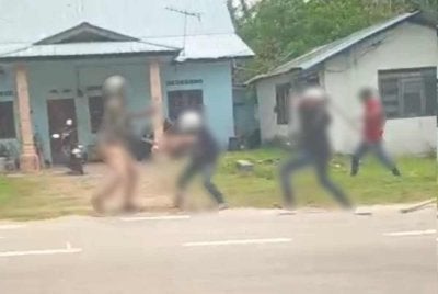 Tangkap layar rakaman tular memaparkan kejadian pergaduhan sekumpulan lelaki yang bersenjatakan parang dan kayu di Telok Panglima Garang, Kuala Langat pada Isnin.