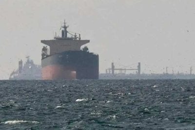 Iran terus mengekalkan pendiriannya untuk mengawal sepenuhnya pergerakan kapal di Selat Hormuz. - Gambar Reuters