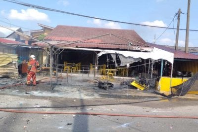 Keseluruhan khemah jualan mercun dan bunga api yang terbakar dalam kejadian di tepi jalan di Wakaf Che Yeh pada Selasa.