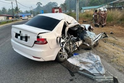 Keadaan kereta dipandu mangsa selepas terbabit nahas di Jalan Kuantan-Johor Bahru, Rompin pada awal pagi Rabu. - Foto Polis Rompin.
