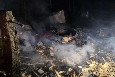 Keadaan rumah atas air yang musnah sepenuhnya sebelum mangsa ditemukan rentung di perkampungan atas air di Kampung Mumiang, Sandakan.