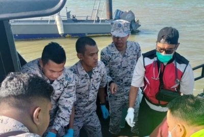 Maritim Malaysia menyelamatkan lima anak kapal warga Thailand selepas kapal kargo mereka terbakar pada kedudukan 30 batu nautika timur Tanjung Sedili di sini pada Selasa.