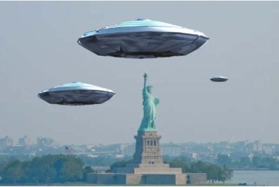 Dennis Anderson, bekas ahli Pusat Kajian UFO, berpendapat jumlah laporan penampakan tinggi di Empire State disebabkan oleh bilangan orang yang ramai, kebanyakannya tidak tahu apa yang mereka lihat.-Agensi