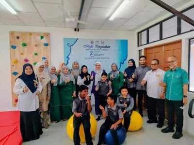 Nasreen Khanum (enam dari kanan) bersama warga SK Coronation Park dan kakitangan Yayasan Perak ketika penyerahan Bilik Multisensori Integrasi di sekolah berkenaan.