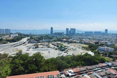 Penduduk membantah cadangan pemaju untuk pembangunan melibatkan pembinaan empat menara pangsapuri kediaman iaitu dua blok setinggi 45 tingkat dan dua blok setinggi 61 tingkat di tanah ini.