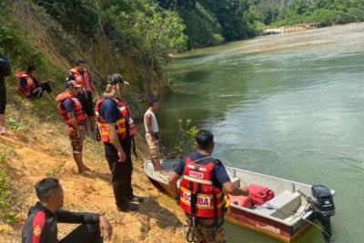 Operasi mencari dan menyelamat remaja lelaki yang lemas ketika mandi di sungai di jeti Kampung Peta, Endau, Mersing.