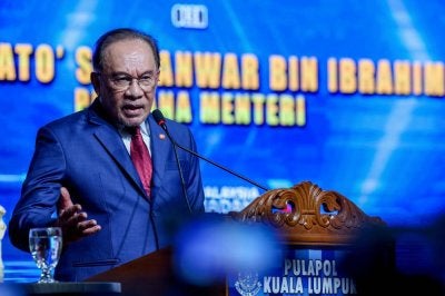 Anwar menyampaikan ucaptama pada Sambutan Peringatan Hari Polis ke- 219 tahun 2026 di PULAPOL pada Rabu. FOTO: Bernama 