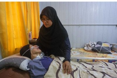 Amni Syafiqah menjaga ibunya, Khalijah yang diserang strok sejak 2023.
