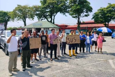 Daniel (lima dari kiri) mengetuai flash mob berkenaan yang diadakan di pekarangan Pasar Awam Kampar di sini pada Rabu.
