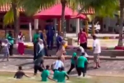 Tangkap layar video tular memaparkan seorang kanak-kanak cuba diselamatkan selepas ditemukan lemas di dalam tasik sebuah hotel di Lukut pada Selasa. 