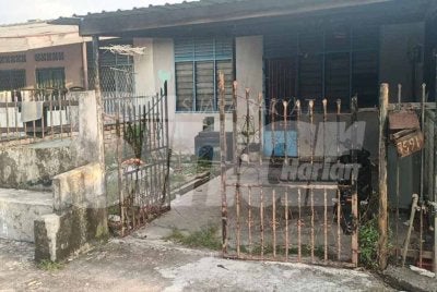 Penemuan rangka bayi yang dipercayai ditanam depan rumah.
