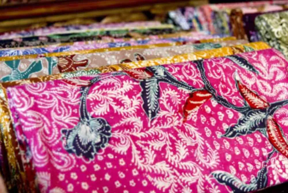 Kain batik bukan sahaja simbol tradisi, tapi juga cara Gen Z reinterpret budaya santai, kreatif, tapi masih hormat asal-usul.