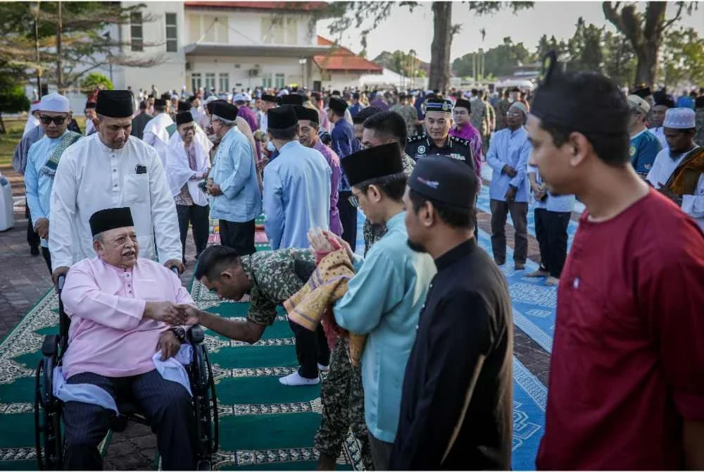 Tuanku Syed Sirajuddin Jamalullail berkenan beramah mesra dengan rakyat ketika berangkat menunaikan Solat Sunat Al-Istisqa’ di Dataran Istiadat, Istana Arau, pagi ini bagi memohon hujan susulan keadaan kemarau dan cuaca panas yang melanda negeri ini - Foto: Bernama