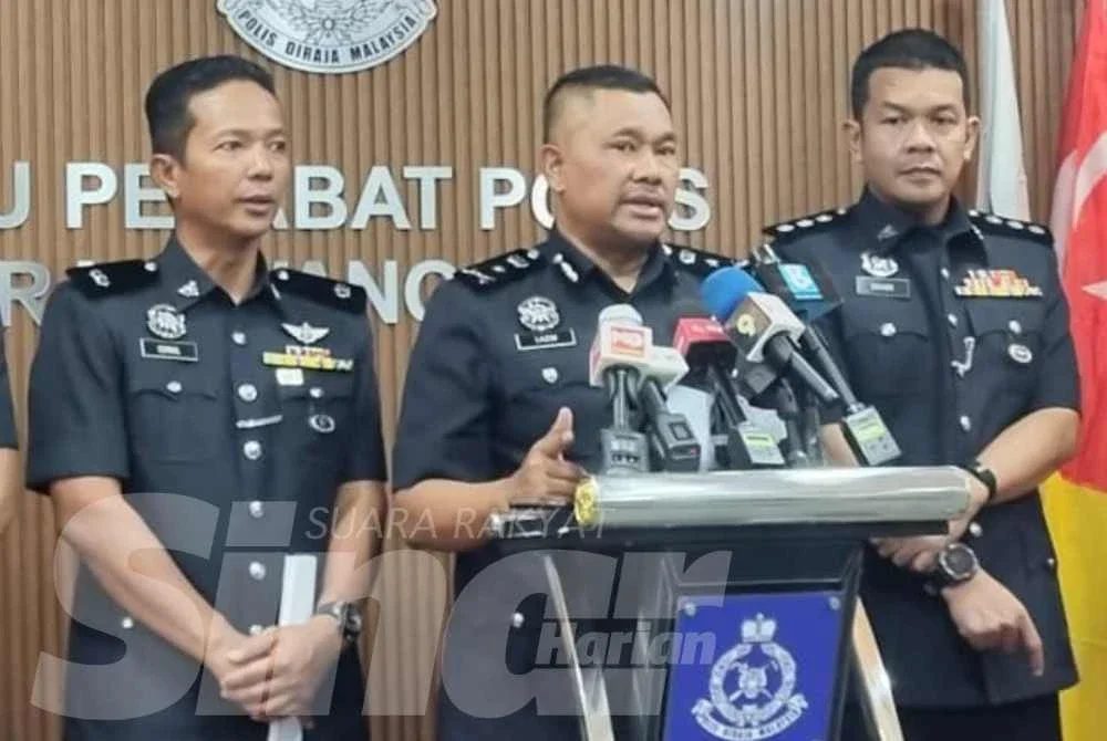 Mohamad Lazim (tengah) semasa sidang media di IPD Wangsa Maju pada Khamis.