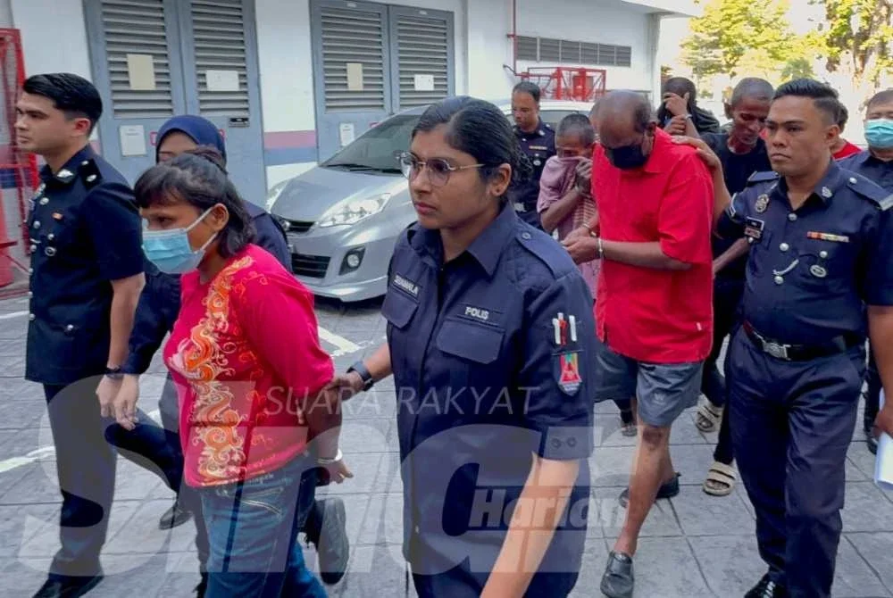 Kedua-dua tertuduh didakwa melakukan perbuatan kelucahan melampau di tempat awam pada 22 Mac lalu.