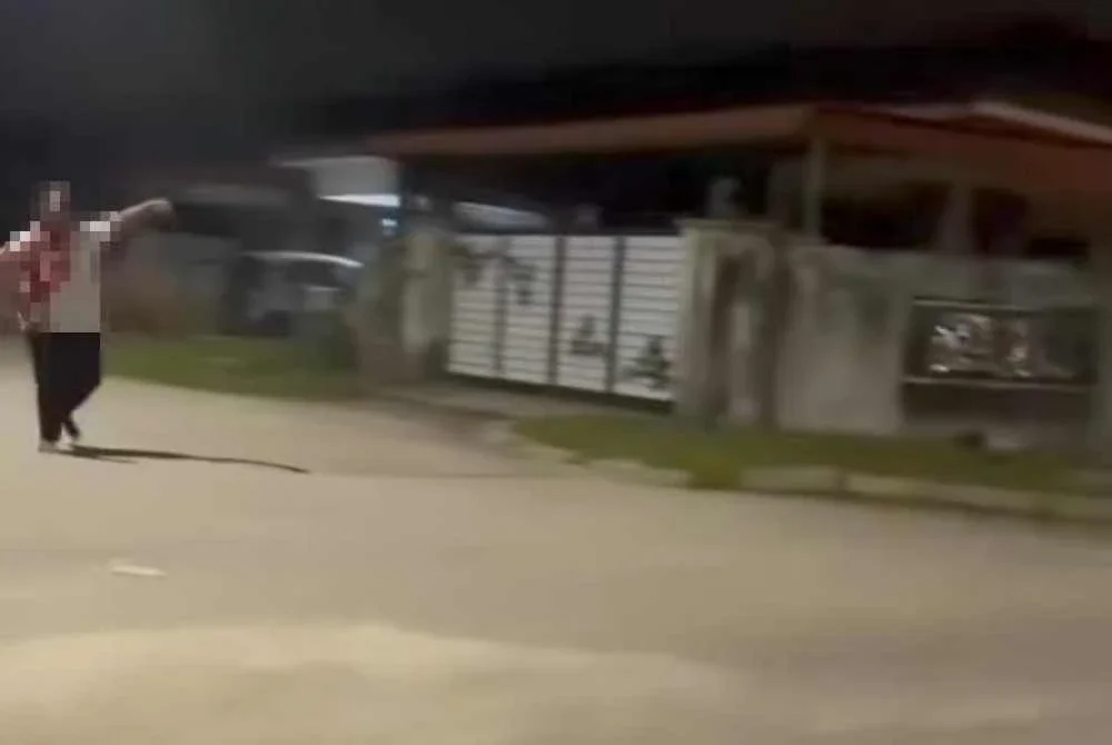 Tangkap layar video yang memaparkan seorang wanita berjalan kaki dalam keadaan berlumuran darah di lokasi kejadian.